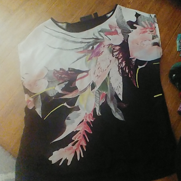 New York & Company Tops - Pretty top